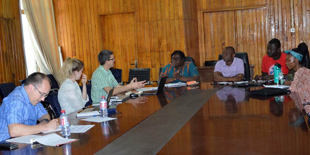 GRID3-GHA-GSS, staff by board table