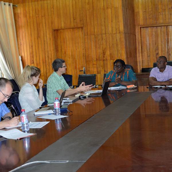 GRID3-GHA-GSS, staff by board table